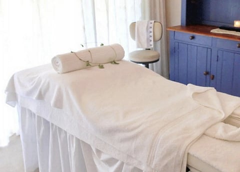 مؤثرة تقاضي مركزي"مساج" بعجمان استغلا صورها دون إذن