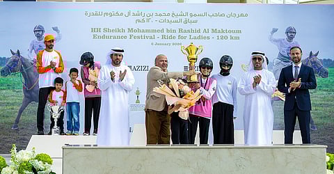 ميرواس عزيزي، مؤسس ورئيس مجموعة عزيزي، قدم الجوائز للفائزين بحضور أحمد راشد الكعبي، المدير العام لنادي دبي للفروسية، والدكتور غانم الهاجري، الأمين العام لاتحاد الإمارات للفروسية وسباق الخيل.  - صورة DEC