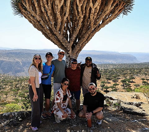يتجمع السياح لالتقاط صورة جماعية تحت شجرة دم التنين في جزيرة سقطرى، اليمن 2 يناير 2026