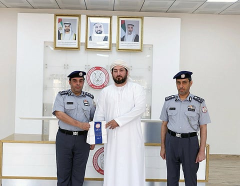 شرطة أبوظبي تكرم عربياً سهل إنقاذ "دراج" بالصحراء