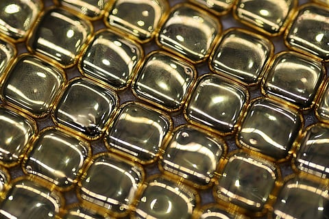 قضبان سبائك الذهب بوزن أونصة واحدة جاهزة للختم أثناء الإنتاج في مصفاة ABC في سيدني، أستراليا. 