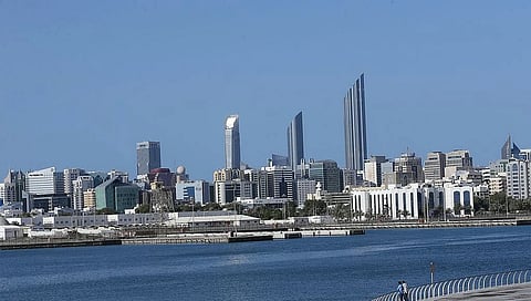 منظر لأفق أبوظبي. ما يميز مبادرة أبوظبي هو تركيزها الصريح على الابتكار والتكنولوجيا إلى جانب البنية التحتية التقليدية.