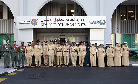 شرطة دبي تُرسي نموذجاً عالمياً في صون الكرامة الإنسانية 