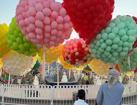 سماء العين تتزين بـ 70 ألف بالون صديق للبيئة في "وينتر لاند"