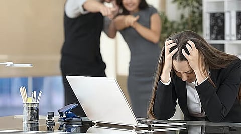 الإمارات: "التنمر الصامت".. الإقصاء والعزلة يدمران مسيرة الموظفين الجدد