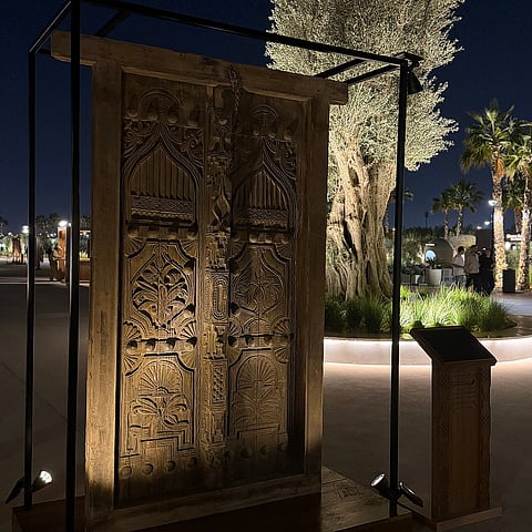"أبواب دبي".. أخشاب عتيقة تحرس ذاكرة المدينة 