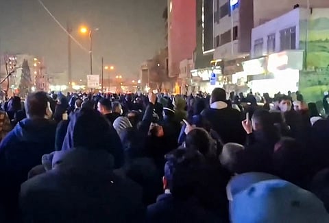 احتجاجات إيران تعيد رسم خارطة الأجواء: سفارات مغلقة ورحلات تائهة