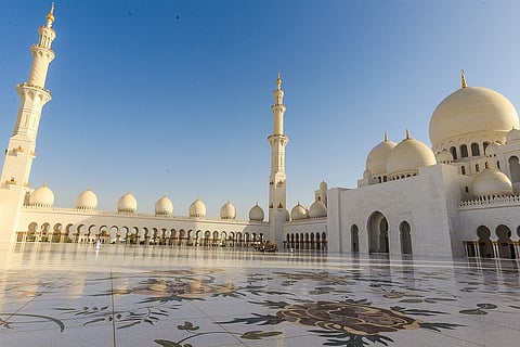 منبر الجمعة يصدح بـ "يوم العزم".. دروس في الوفاء والتلاحم خلف القيادة