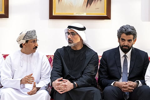 ولي عهد أبوظبي يقدم التعازي في وفاة علي سالم البيض