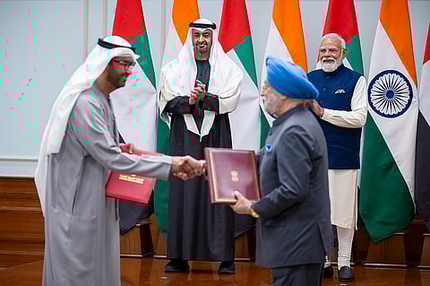 شهد صاحب السمو الشيخ محمد بن زايد آل نهيان، ورئيس الوزراء الهندي ناريندرا مودي، توقيع اتفاقية بين معالي الدكتور سلطان الجابر، رئيس مجلس إدارة "أدنوك"، وهارديب سينغ بوري، وزير البترول والغاز الطبيعي الهندي.