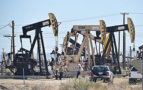 تظهر مضخات النفط في حقول النفط غرب باتون ويلو، مقاطعة كيرن، كاليفورنيا.