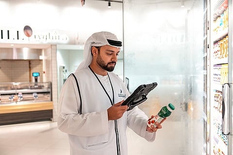 بصمة للعسل واختبارات للحشرات.. بلدية دبي تقود التحول الغذائي عالمياً