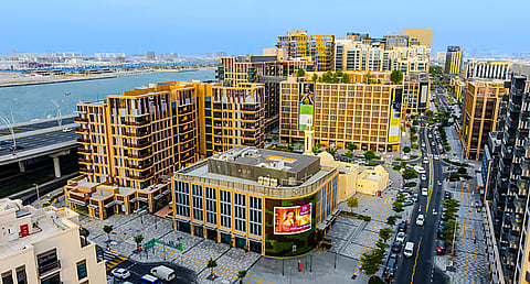 دبي تُبهر العالم بشارع الذهب