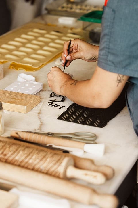 دبي في "الويكند"..الوجبات المجانية تلتقي بالإطلالات الخيالية