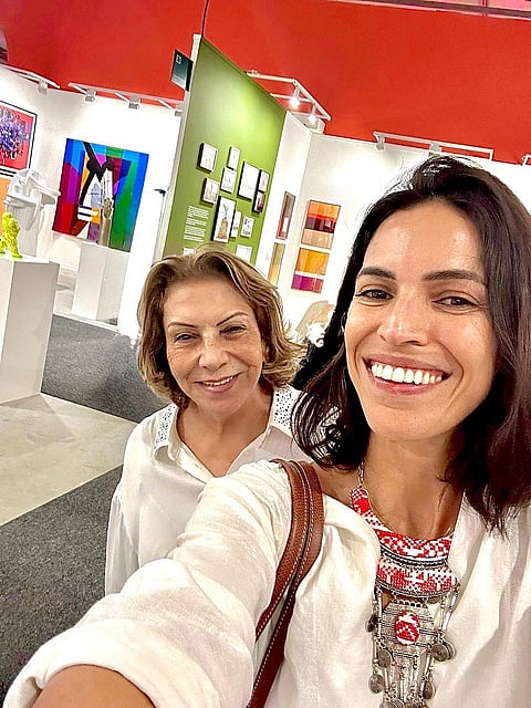 شادن عبد اللطيف (يمين)، المؤسس المشارك لنادي Ageless Club، مع والدتها علياء