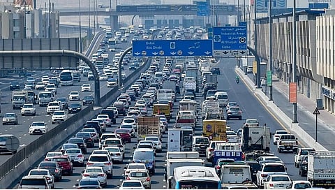 حادث تصادم ثلاثي المركبات يتسبب في تأخيرات على طريق رأس الخور