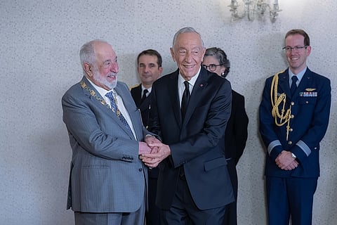 صاحب السمو الشيخ الدكتور سلطان بن محمد القاسمي، حاكم الشارقة، يتسلم أرفع جائزة ثقافية في البرتغال من الرئيس البرتغالي مارسيلو ريبيلو دي سوزا في لشبونة. الصورة: NNC photo/ غانم السويدي 