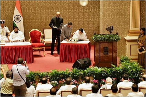 أدت سونيترا باوار اليمين في لوك بهافان بمومباي يوم السبت