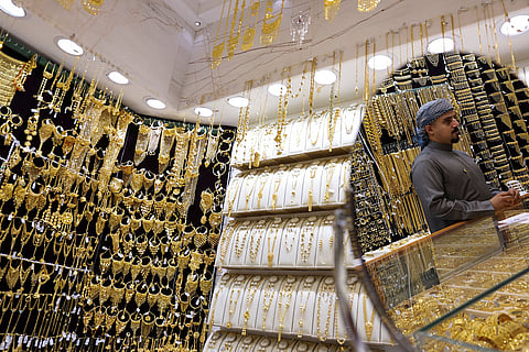 صائغ يقف داخل متجر مجوهرات في سوق الذهب بدبي، في دبي، الإمارات العربية المتحدة، 20 يناير 2026. 