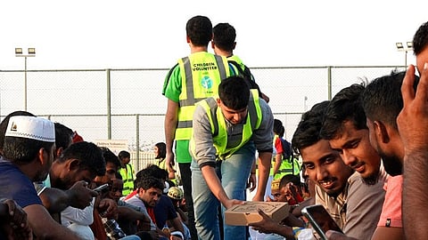 الأطفال يوزعون وجبات الإفطار خلال رمضان 2025 في حديقة العمال، ويقضون المساء في خدمة العمال وتعلم اللطف من خلال العمل.