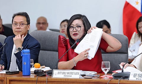 رئيسة لجنة العدل في مجلس النواب، النائبة جينكي لويسترو، تعرض نسخة من أول شكوى عزل قُدمت ضد الرئيس ماركوس يوم الثلاثاء