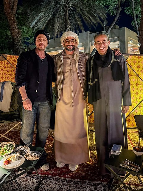 نجم بوليوود شاروخان (يسار) مع أنس بوخش (وسط)