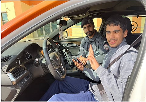 شرطة أبوظبي تمنح بطلاً من "أصحاب الهمم" شارة الدورية ليوم واحد