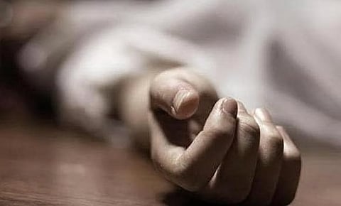 قال شاهد عيان إنه رأى الفتيات الثلاث يقفزن من شقتهن