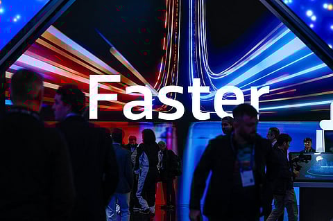 لافتة بخصوص تقنية 6G معروضة خلال المؤتمر العالمي للجوال (MWC)، أكبر معرض للهواتف المحمولة في العالم، في برشلونة