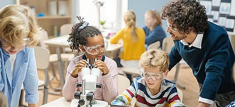 العلوم والرياضيات بالإنجليزية.. الإمارات تعزز تنافسية المدارس الخاصة