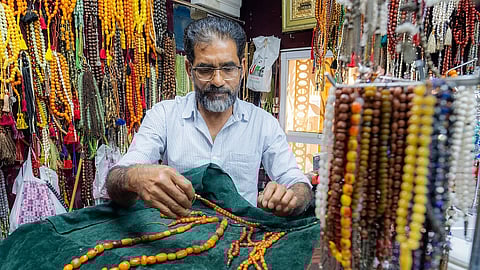 رمضان على الأبواب.. الأسواق تتزين بأدوات الصلاة والذكر