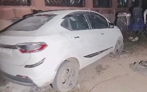 السيارة المتوقفة على جسر بيراغارهي العلوي في دلهي الخارجية