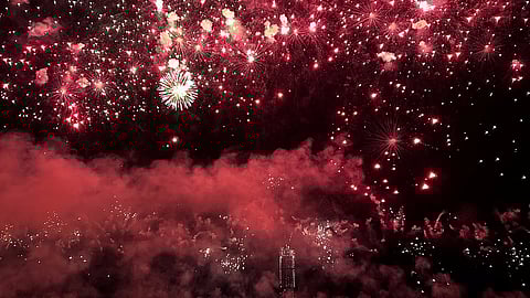 تم تصميم الألعاب النارية حول الزخارف الصينية الميمونة