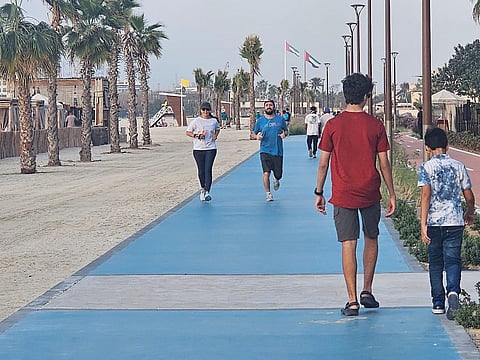 دبي: شاطئ "جميرا 1" يعود لمرتاديه بحلة هادئة