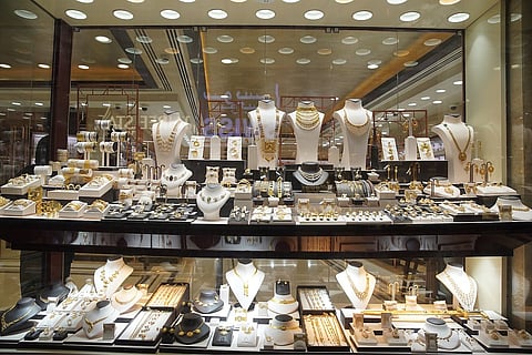 عالمياً، ارتفع سعر الذهب الفوري فوق 5000 دولار للأوقية، مسجلاً ارتفاعاً بنسبة 1.25 في المائة عند افتتاح الأسواق صباح الاثنين