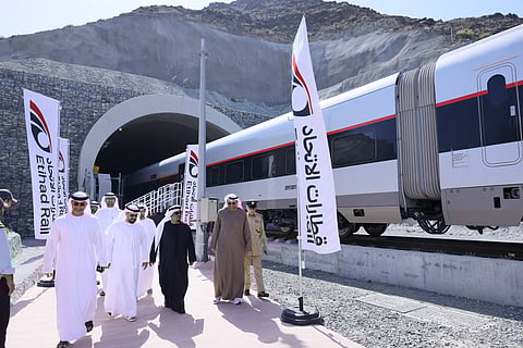 ضاحي خلفان يختبر مسار «قطار الاتحاد» من دبي إلى الفجيرة