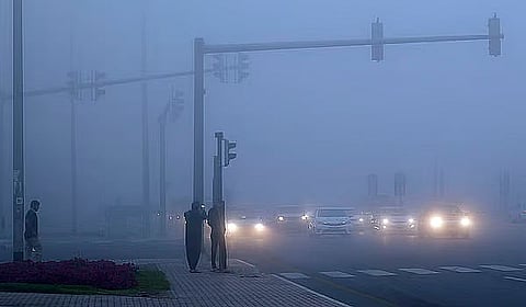 تحذير أحمر من الضباب الكثيف في الإمارات اليوم