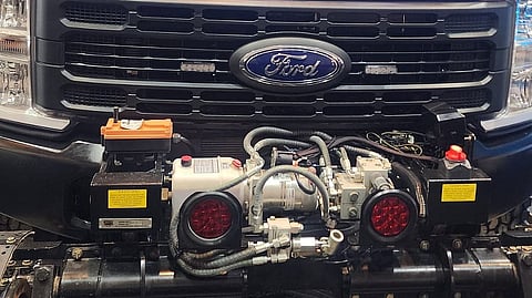 نظام تروس السكك الحديدية، المثبت في مقدمة سيارة الإسعاف، مستوحى من محركات القاطرات