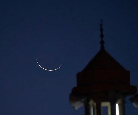 هلال في سماء الليل. الصورة: داخل الحرمين/X