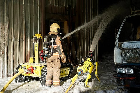 السيطرة على حريق في دبي خلال ساعة دون إصابات