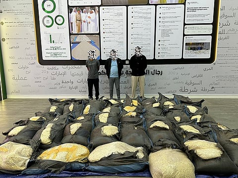 تم القبض على المشتبه بهم الثلاثة أثناء تفريغهم للأكياس لتخزينها