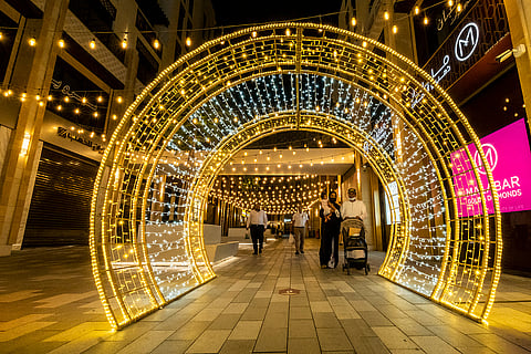 انخفض الذهب بنحو 3% إلى أدنى مستوى له في ما يقرب من أسبوع يوم الخميس، متجاوزاً مستوى الدعم الرئيسي البالغ 5000 دولار للأوقية مع اشتداد ضغط البيع بعد انهيار الأسهم.