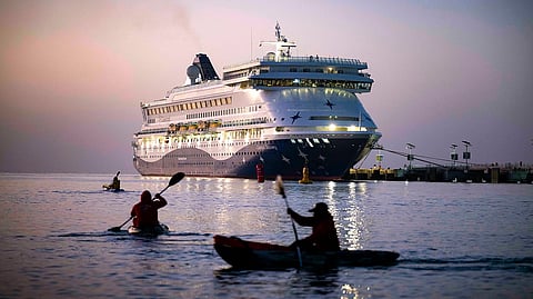 بين الدلافين وخط البداية.. "ترياثلون صير بني ياس" يكتب حكاية طموح عائمة