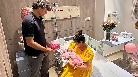 آستا كانوار وأوجاسفي غوتام مع مولودتهما الجديدة في مستشفى إن إم سي رويال DIP