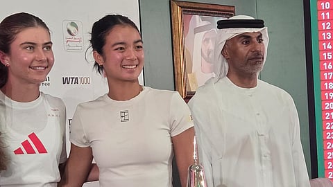 ألكسندرا إيالا (في المنتصف) خلال قرعة بطولة دبي للتنس الحرة يوم السبت.