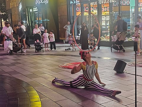 سالينا تأسر الحضور بحركاتها الديناميكية بالهولا هوب في جزيرة بلوواترز