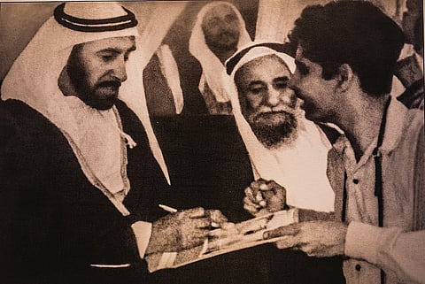 راميش شوكلا يحصل على توقيع من المغفور له الشيخ زايد