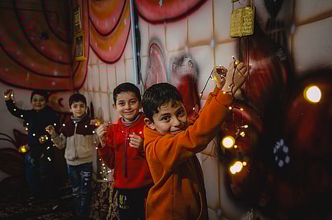 يُرى جود، لاجئ سوري يبلغ من العمر 6 سنوات ويعيش في مخيم الزعتري بالأردن، وهو يلعب بزينة أضواء رمضان إلى جانب أصدقائه حسين وأمير وورد وعبد الرحمن