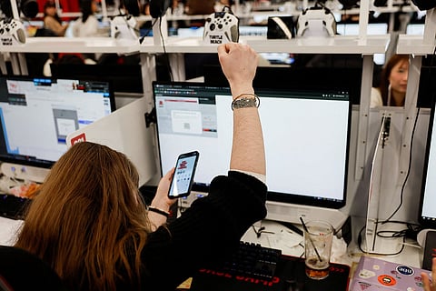 إحدى معجبات فرقة الكيبوب BTS تشير بيدها وهي تحصل على تذكرة لحفلات BTS الأولى في كوريا الجنوبية منذ سنوات كجزء من الجولة العالمية، في مقهى إنترنت في سيول، كوريا الجنوبية، 22 يناير 2026