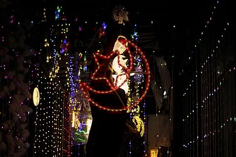 شاب فلسطيني يشتري أضواء زينة من متجر في القدس الشرقية